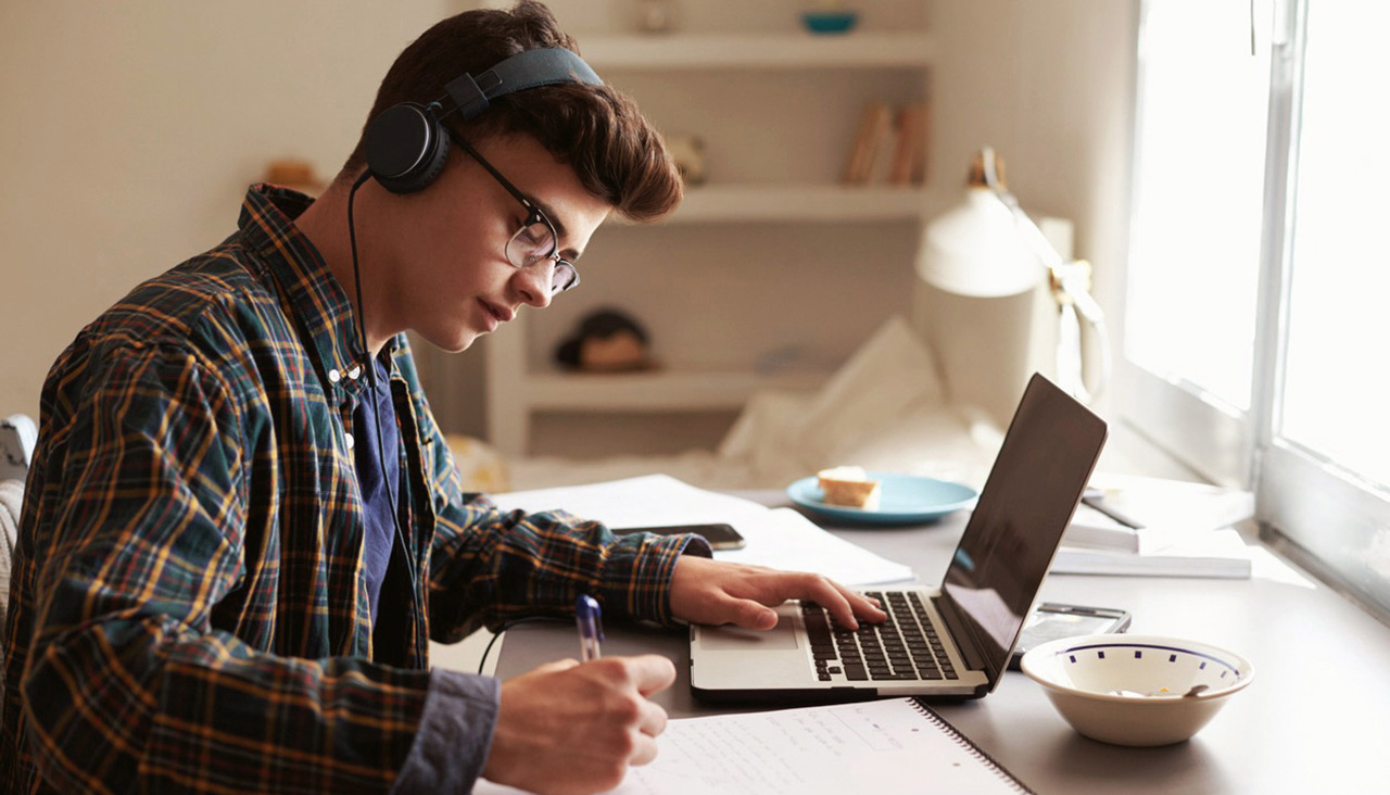 Read more about the article How can taking online courses benefit you